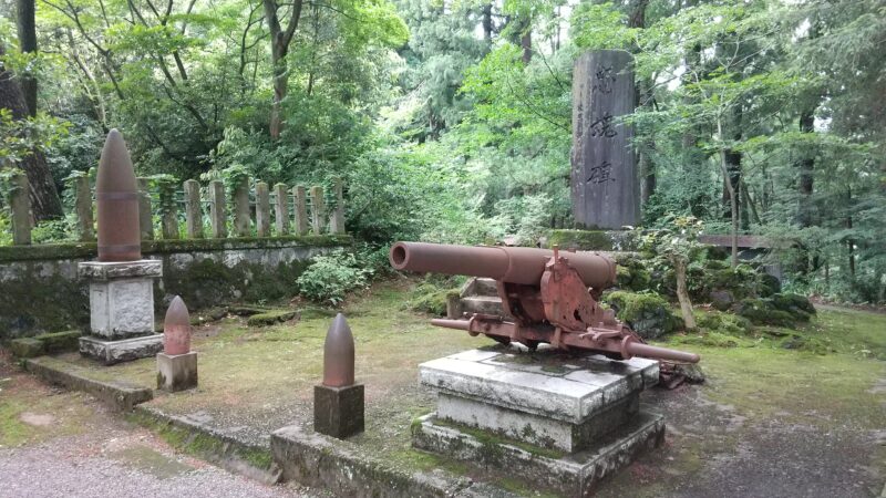春日山神社の境内にある大砲