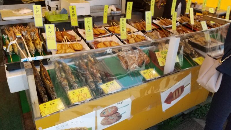 魚の市場通りで売られているや海鮮焼き