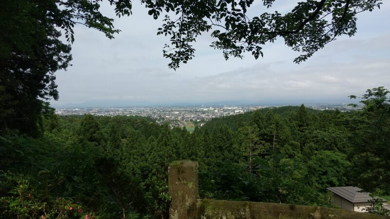春日山神社から見た上越市