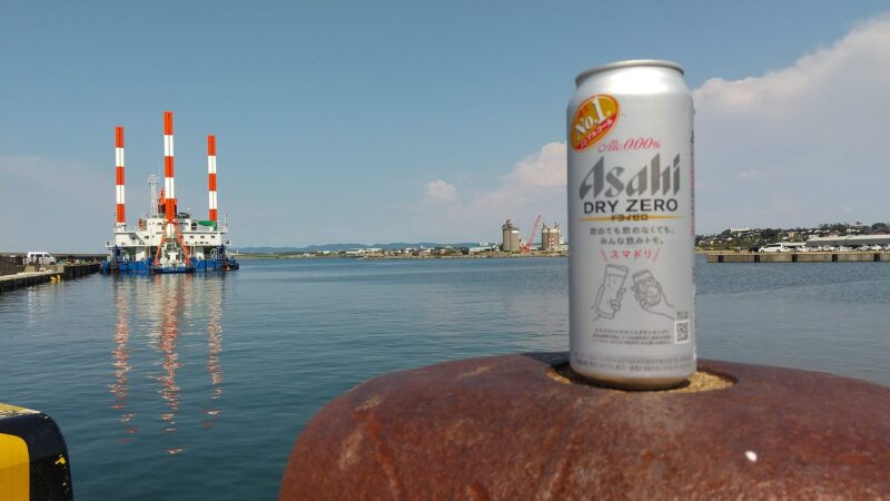 ノンアルコールビールと海の画像